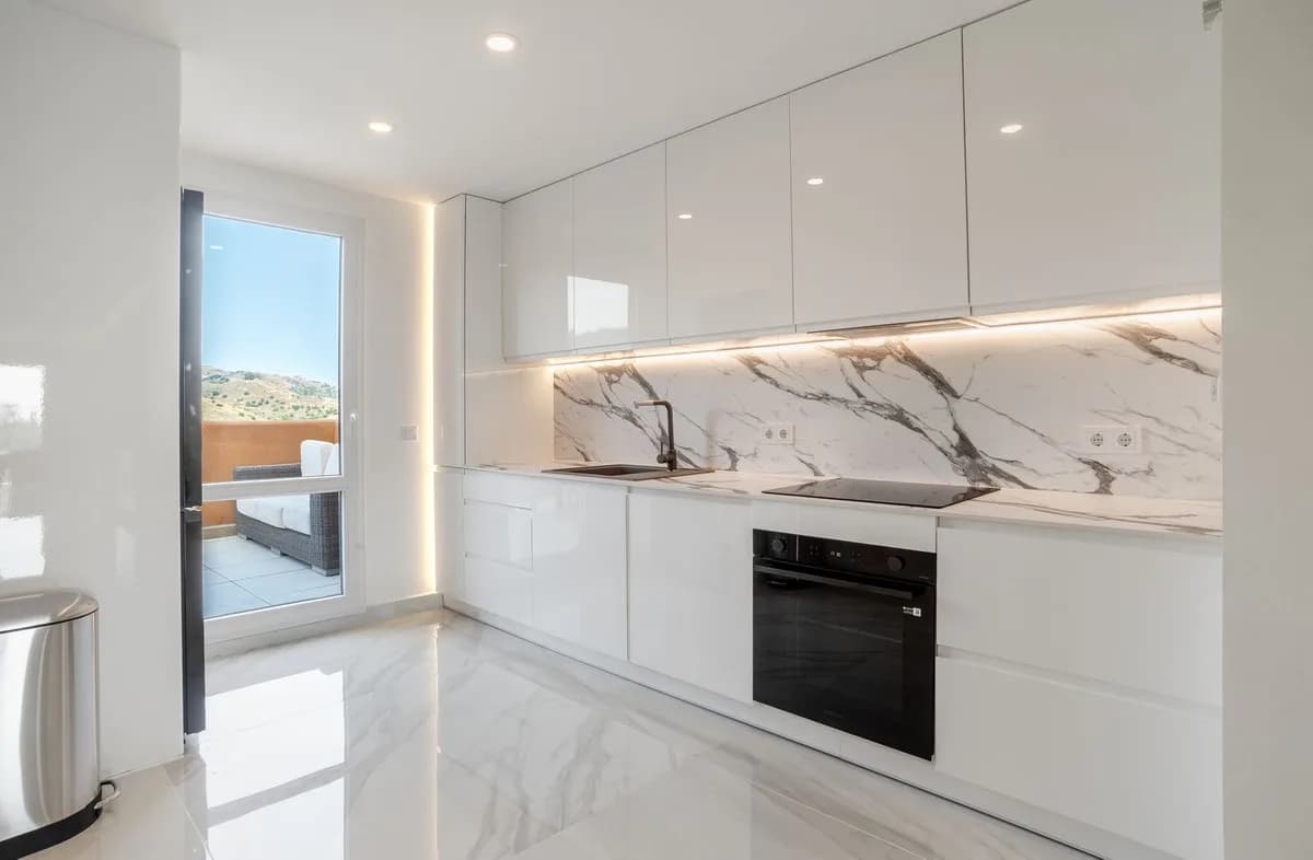 2 Bedroom Middle Floor Apartment for Sale in Elviria, Málaga - Image 6