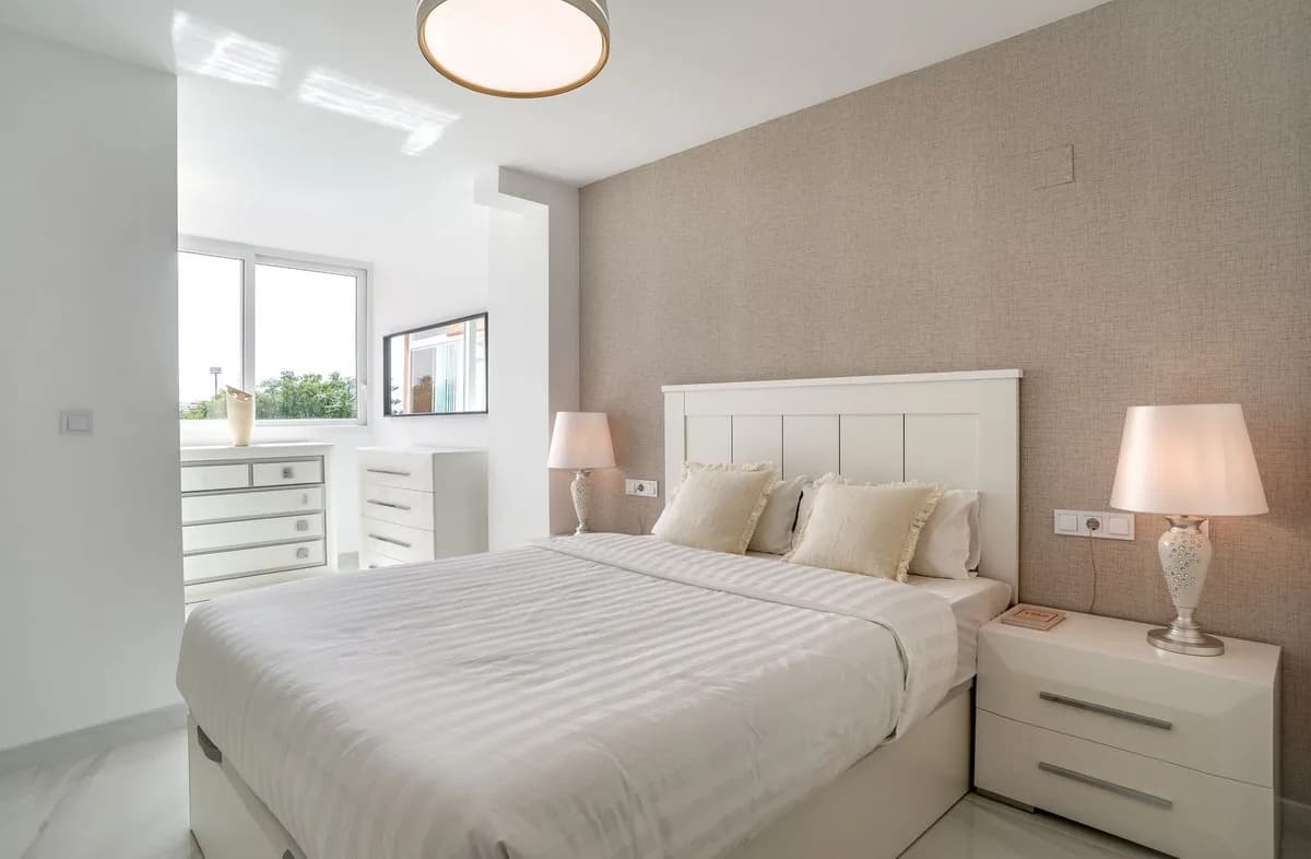 2 Bedroom Middle Floor Apartment for Sale in Elviria, Málaga - Image 9