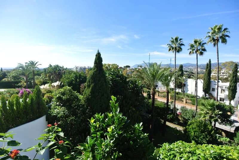2 Bedroom Middle Floor Apartment for Sale in The Golden Mile, Málaga - Image 6