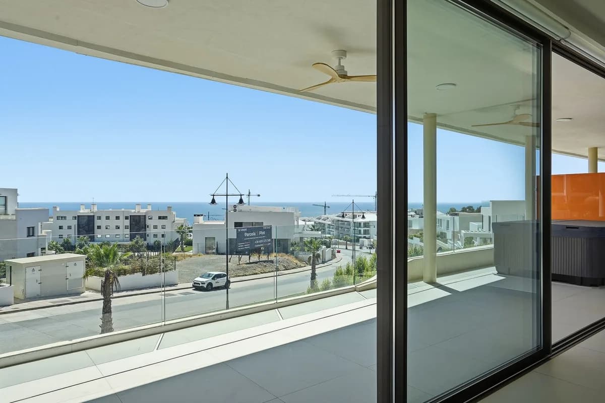 3 Bedroom Middle Floor Apartment for Sale in Fuengirola, Málaga - Image 3