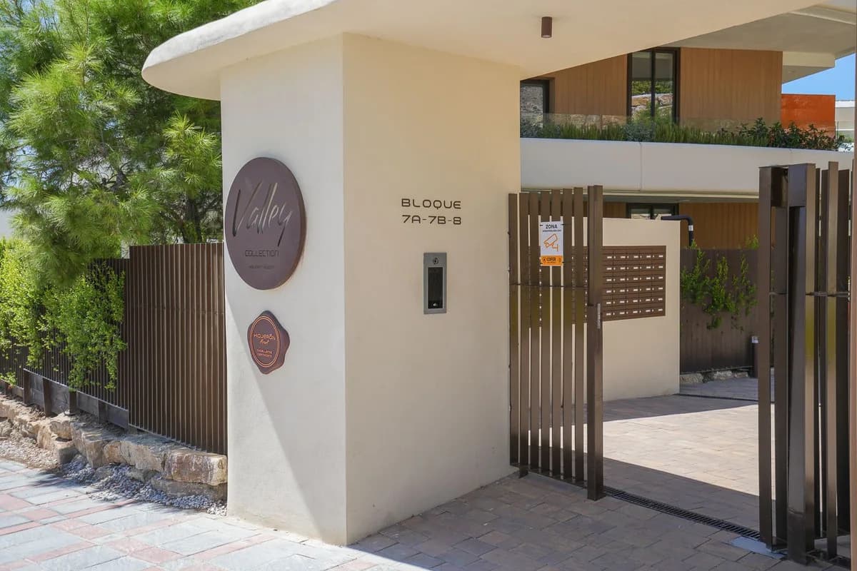 3 Bedroom Middle Floor Apartment for Sale in Fuengirola, Málaga - Image 4