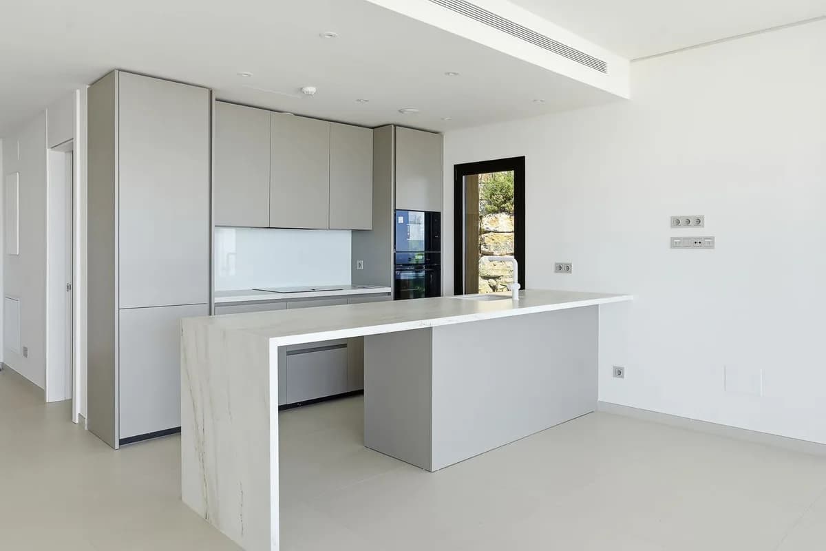3 Bedroom Middle Floor Apartment for Sale in Fuengirola, Málaga - Image 9