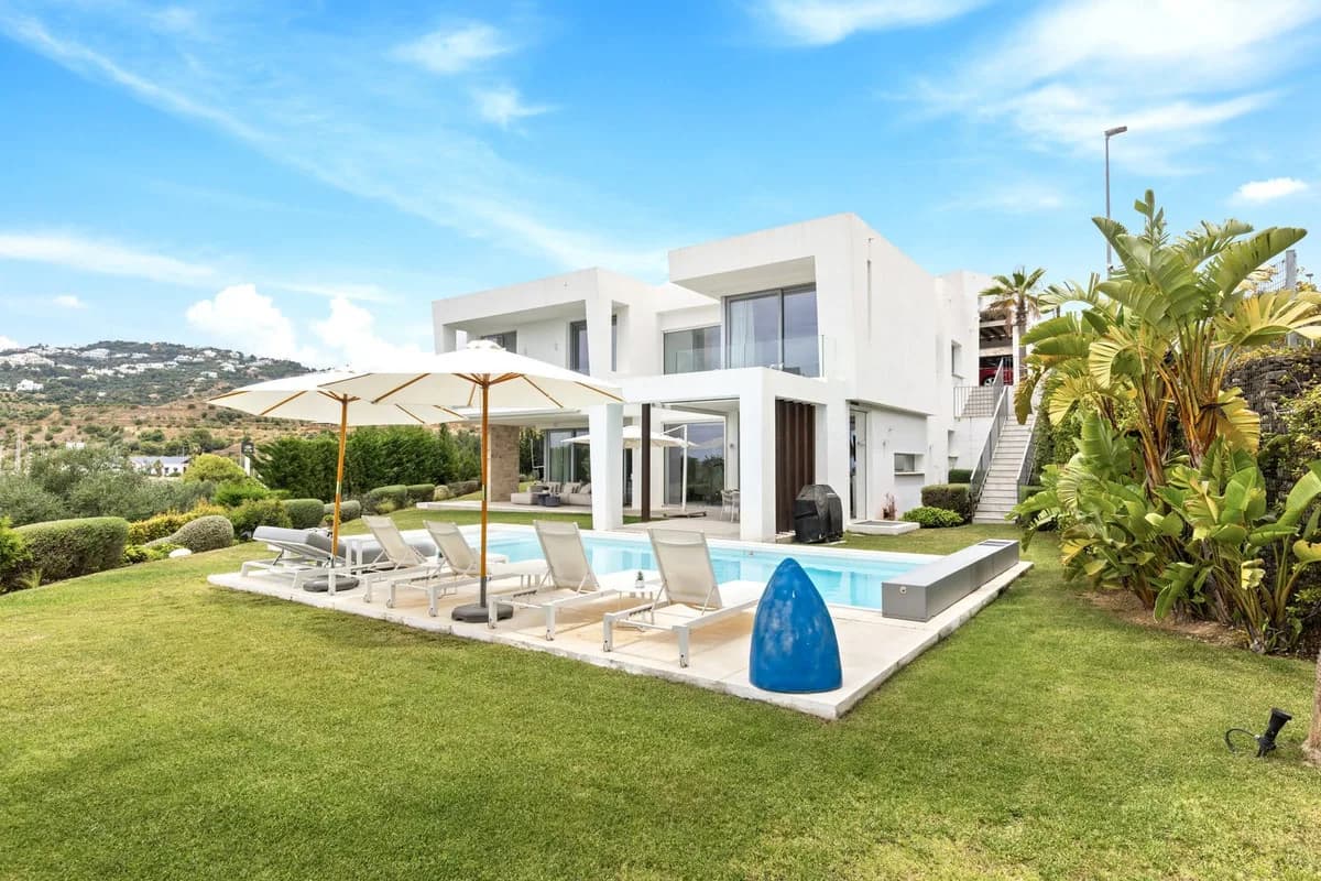 5 Bedroom Detached Villa for Sale in Santa Clara, Málaga - Image 3