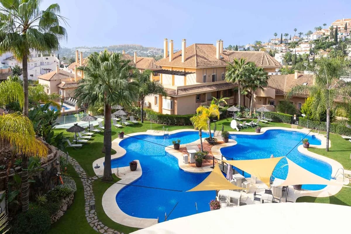 2 Bedroom Middle Floor Apartment for Sale in Nueva Andalucía, Málaga