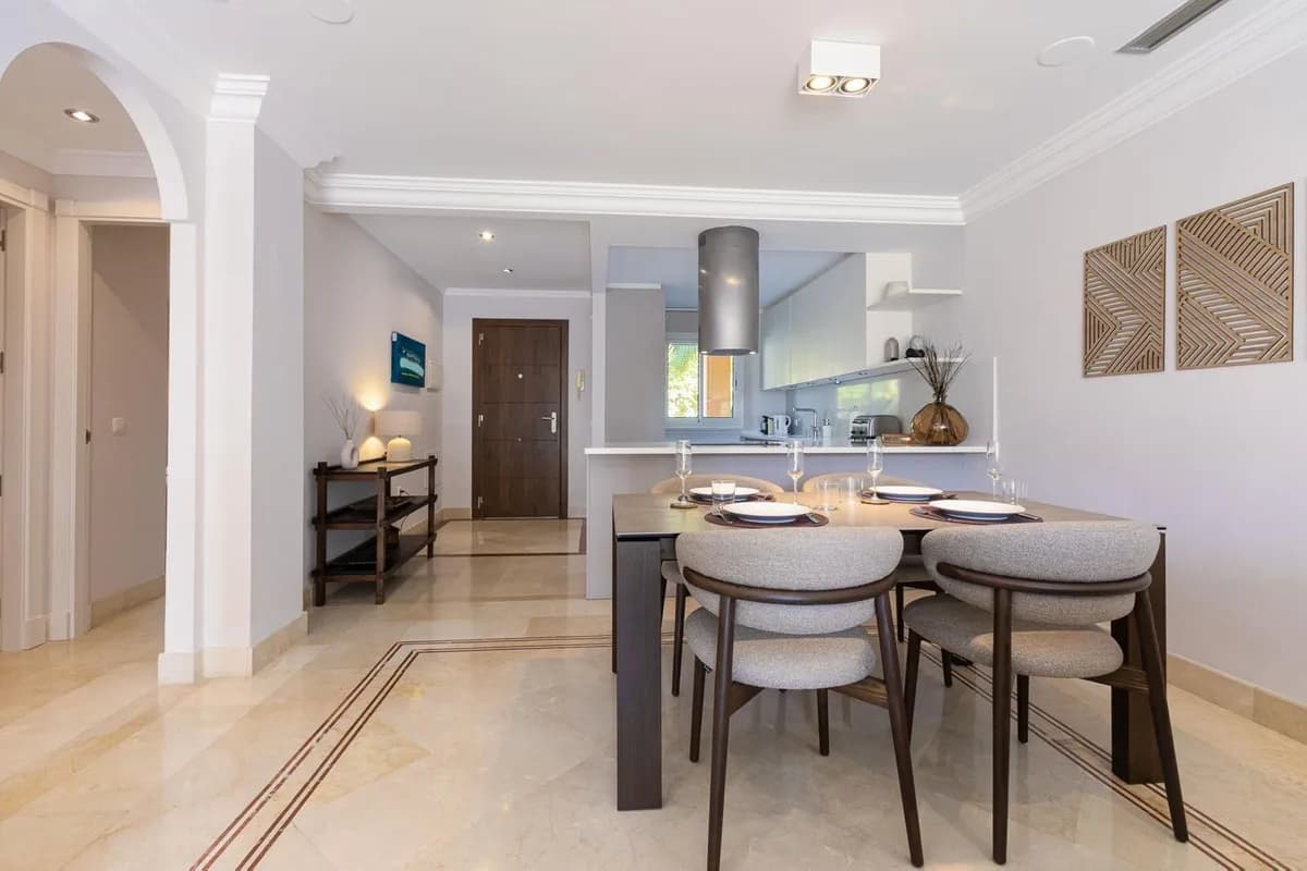 2 Bedroom Middle Floor Apartment for Sale in Nueva Andalucía, Málaga - Image 6