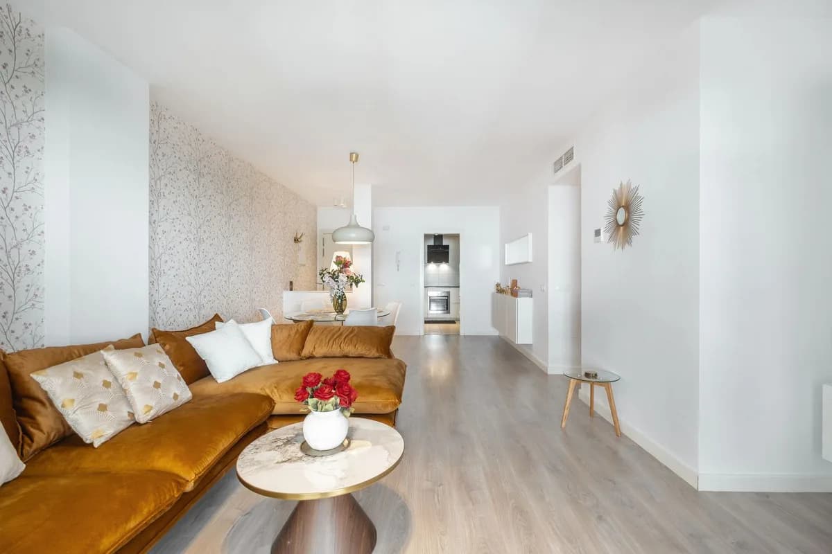 3 Bedroom Middle Floor Apartment for Sale in La Campana, Málaga - Image 2