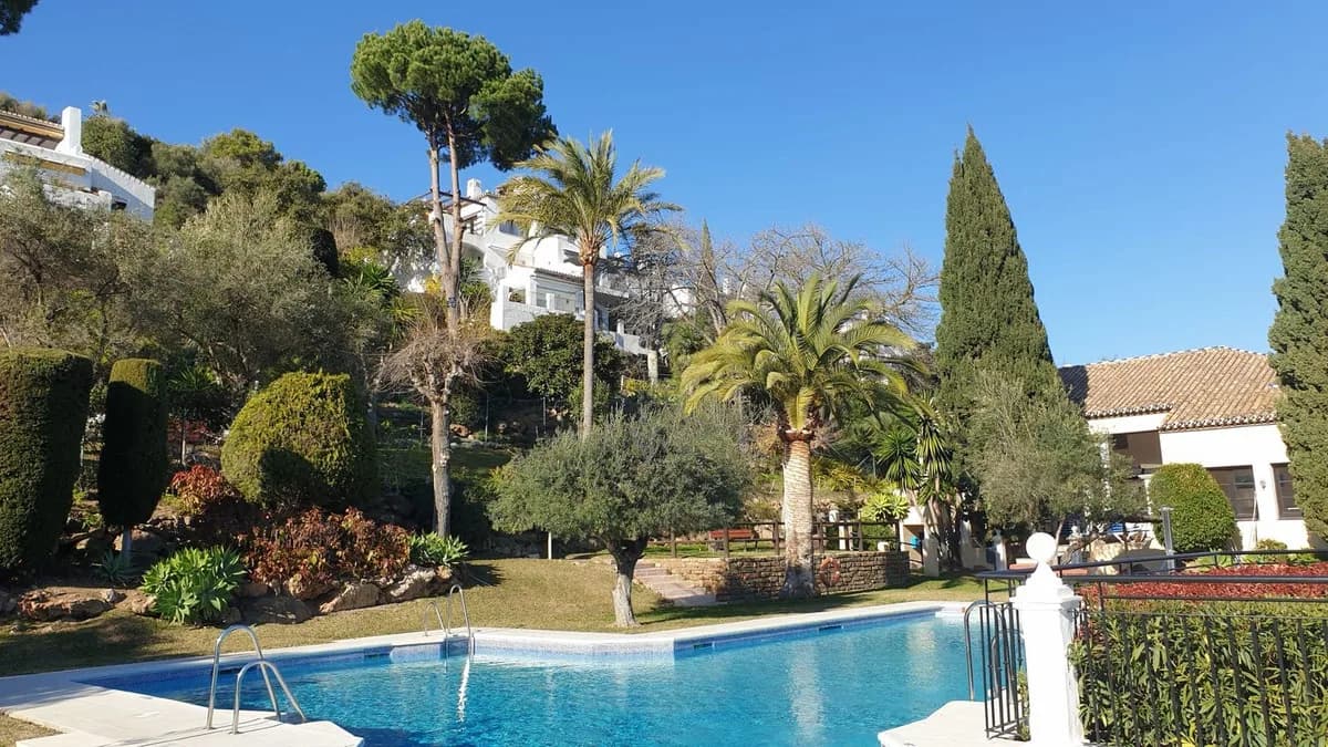4 Bedroom Top Floor Apartment for Sale in Los Almendros, Málaga