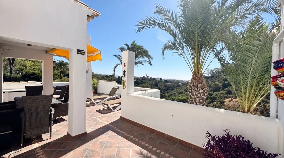 4 Bedroom Top Floor Apartment for Sale in Los Almendros, Málaga - Image 2