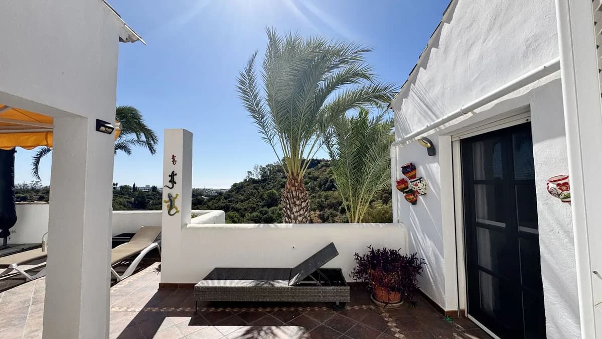 4 Bedroom Top Floor Apartment for Sale in Los Almendros, Málaga - Image 3