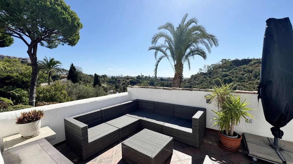 4 Bedroom Top Floor Apartment for Sale in Los Almendros, Málaga - Image 4
