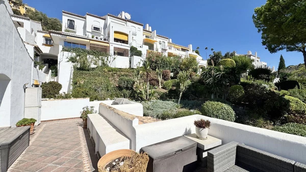4 Bedroom Top Floor Apartment for Sale in Los Almendros, Málaga - Image 6