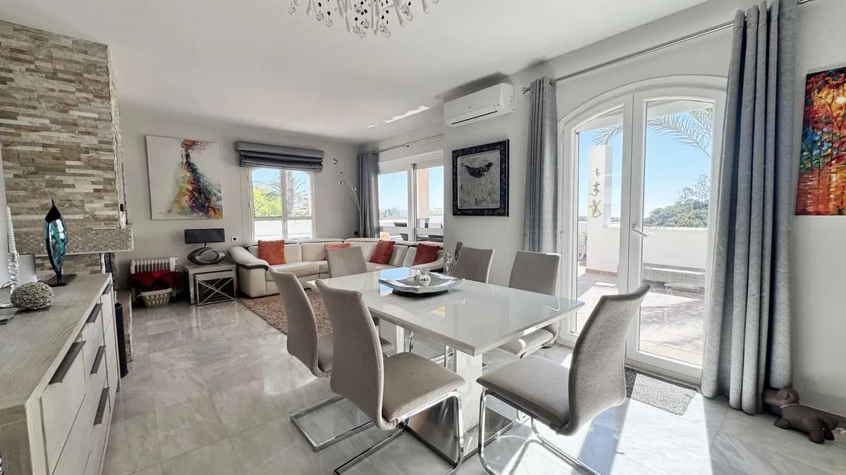 4 Bedroom Top Floor Apartment for Sale in Los Almendros, Málaga - Image 7