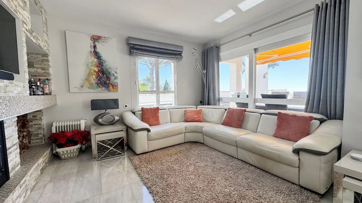 4 Bedroom Top Floor Apartment for Sale in Los Almendros, Málaga - Image 8