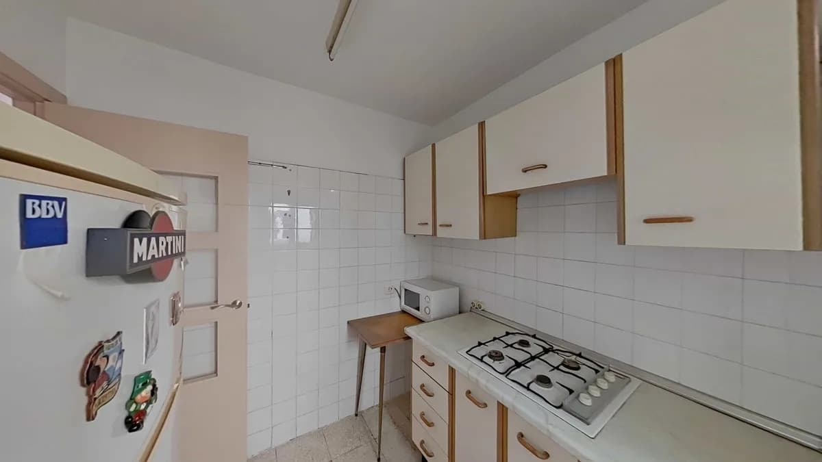 3 Bedroom Middle Floor Apartment for Sale in Marbella, Málaga - Image 4