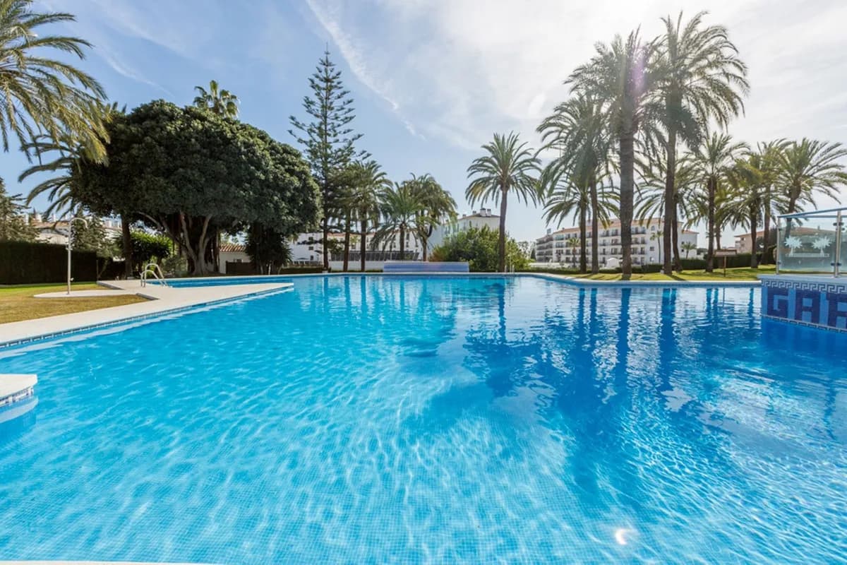 2 Bedroom Top Floor Apartment for Sale in Puerto Banús, Málaga - Image 2