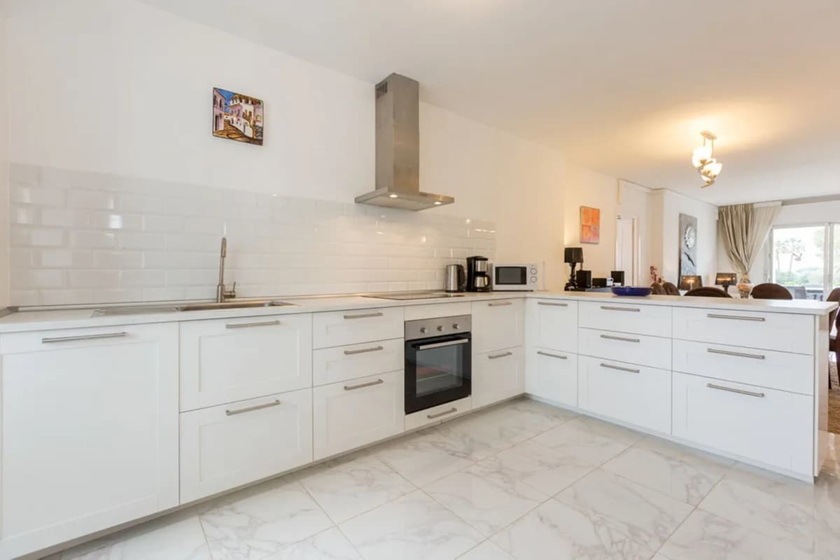 2 Bedroom Top Floor Apartment for Sale in Puerto Banús, Málaga - Image 4