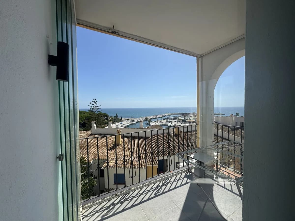 2 Bedroom Middle Floor Apartment for Sale in Puerto de Cabopino, Málaga
