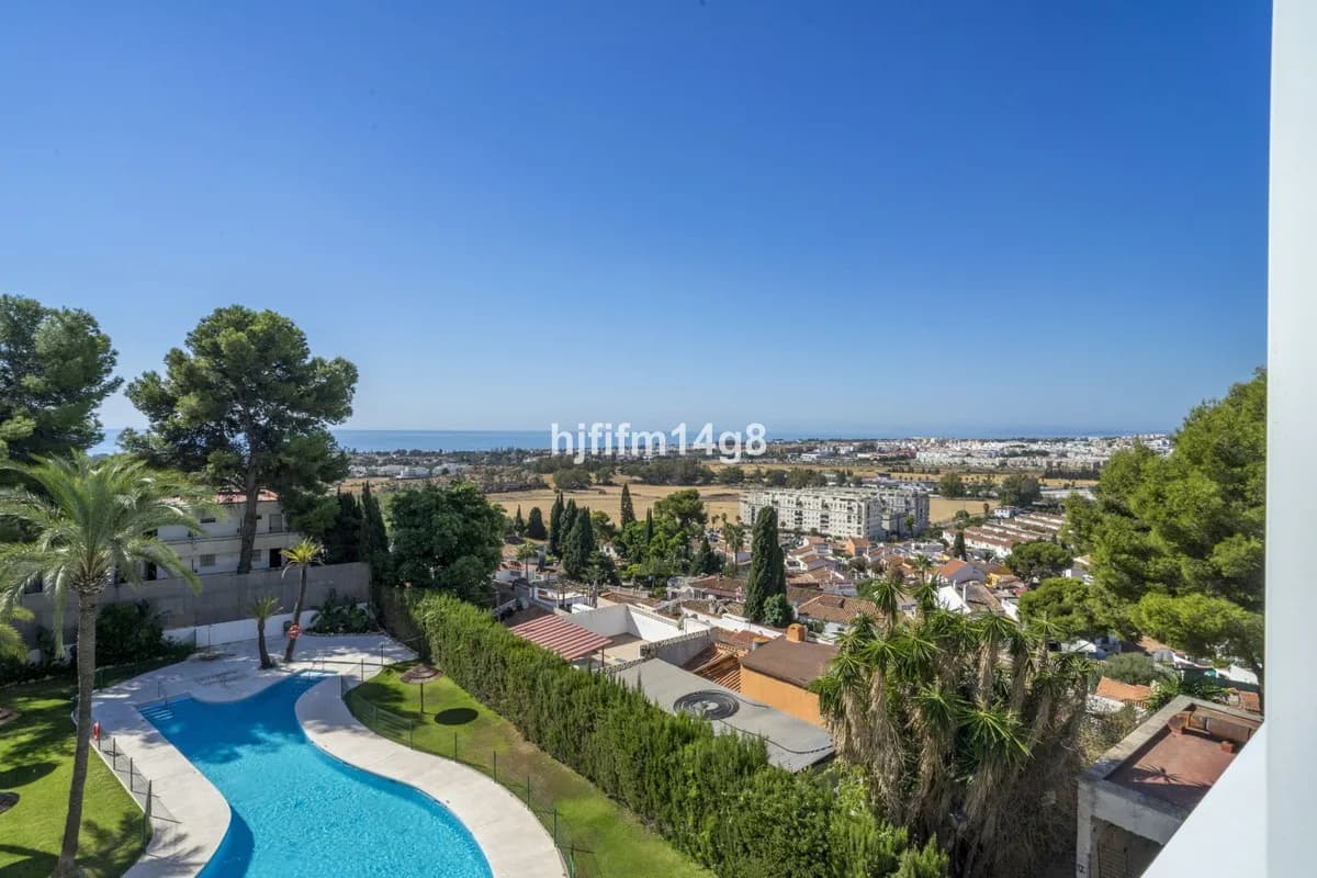2 Bedroom Middle Floor Apartment for Sale in Nueva Andalucía, Málaga