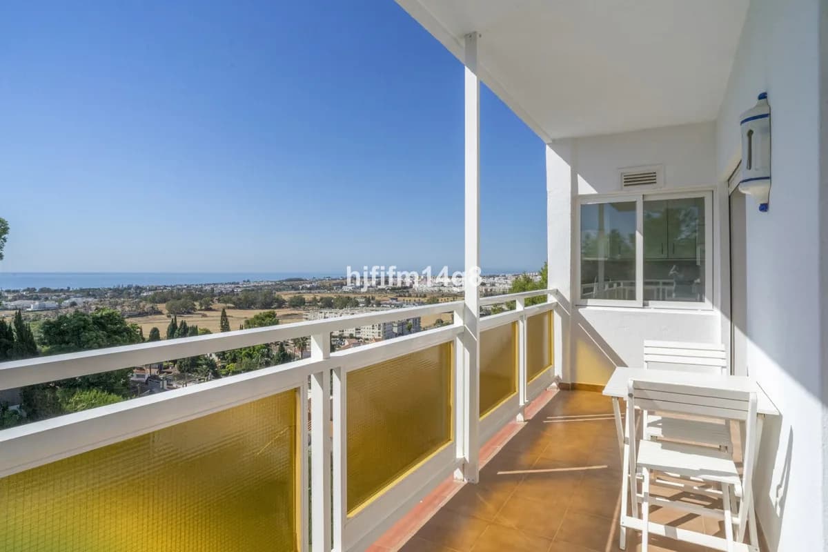 2 Bedroom Middle Floor Apartment for Sale in Nueva Andalucía, Málaga - Image 2