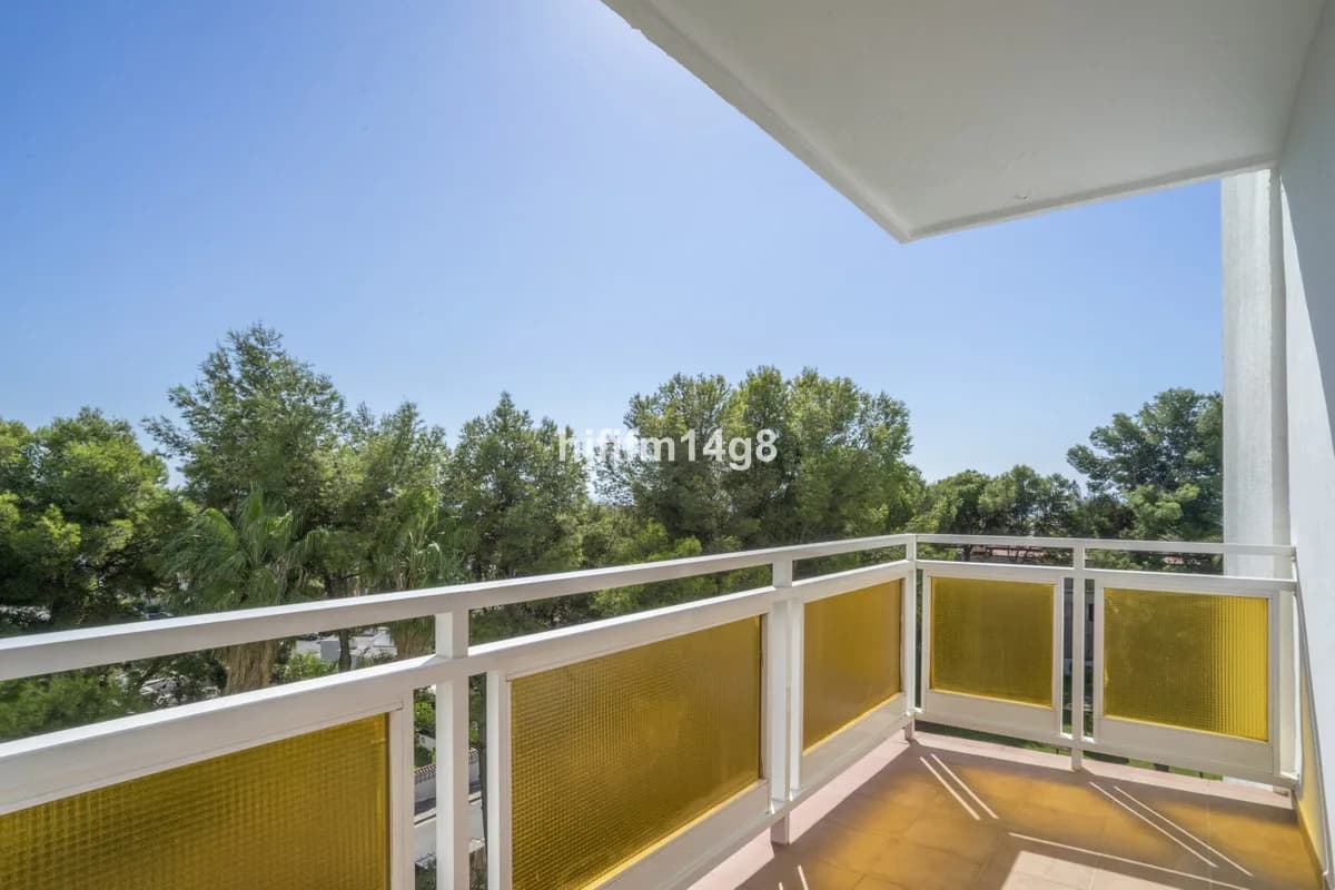 2 Bedroom Middle Floor Apartment for Sale in Nueva Andalucía, Málaga - Image 3