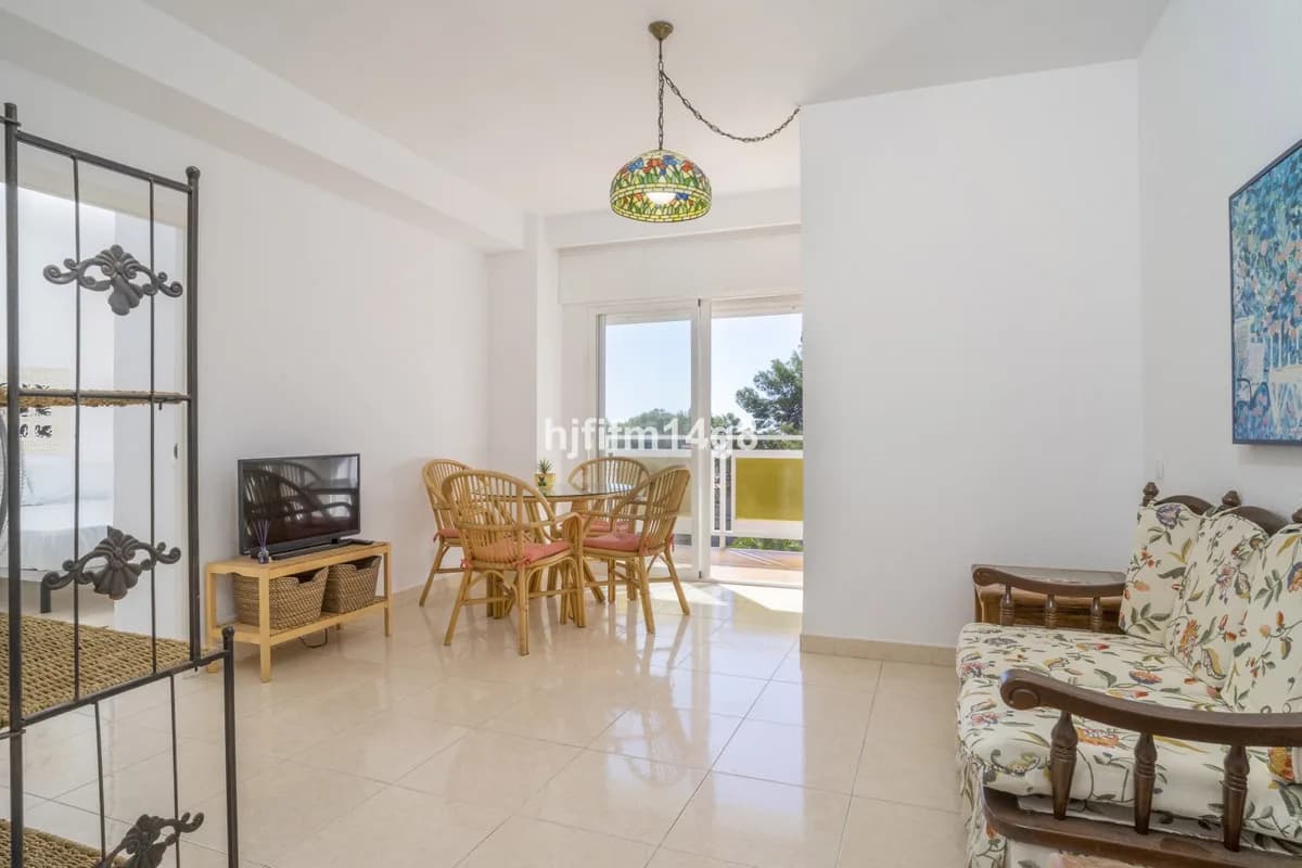 2 Bedroom Middle Floor Apartment for Sale in Nueva Andalucía, Málaga - Image 4