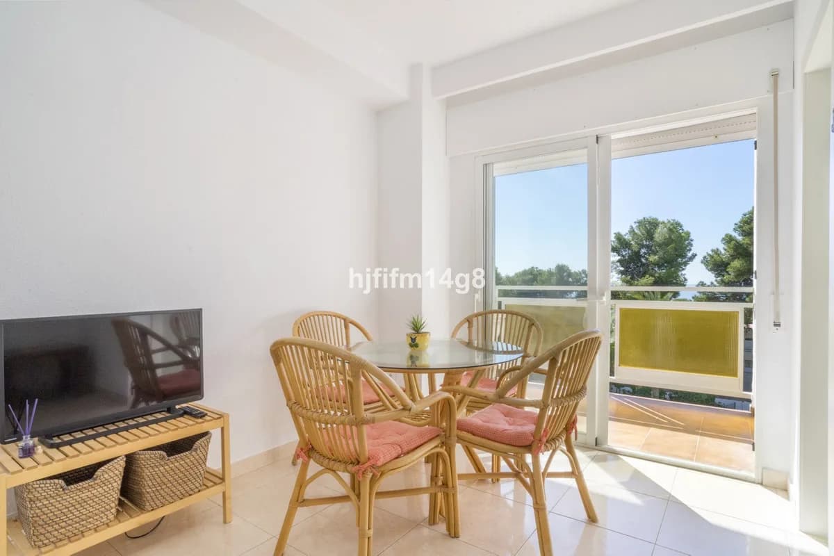 2 Bedroom Middle Floor Apartment for Sale in Nueva Andalucía, Málaga - Image 5