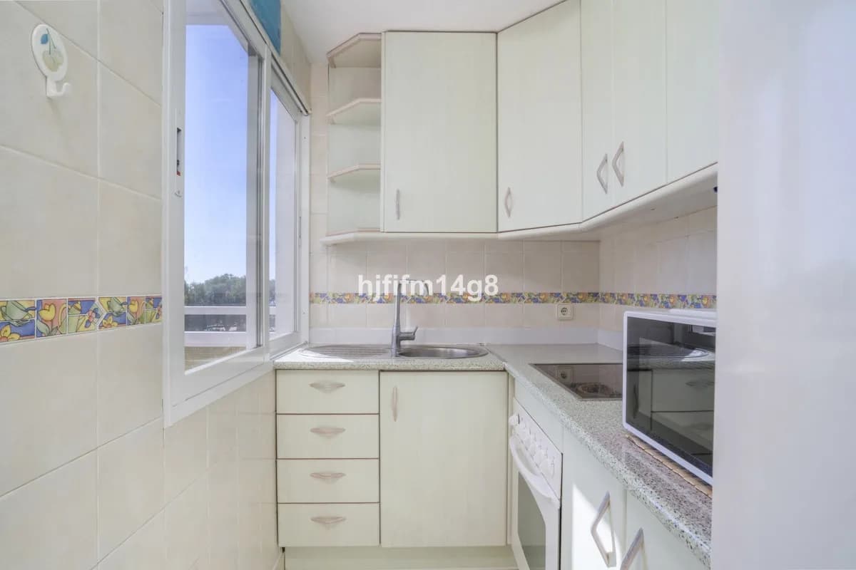 2 Bedroom Middle Floor Apartment for Sale in Nueva Andalucía, Málaga - Image 7