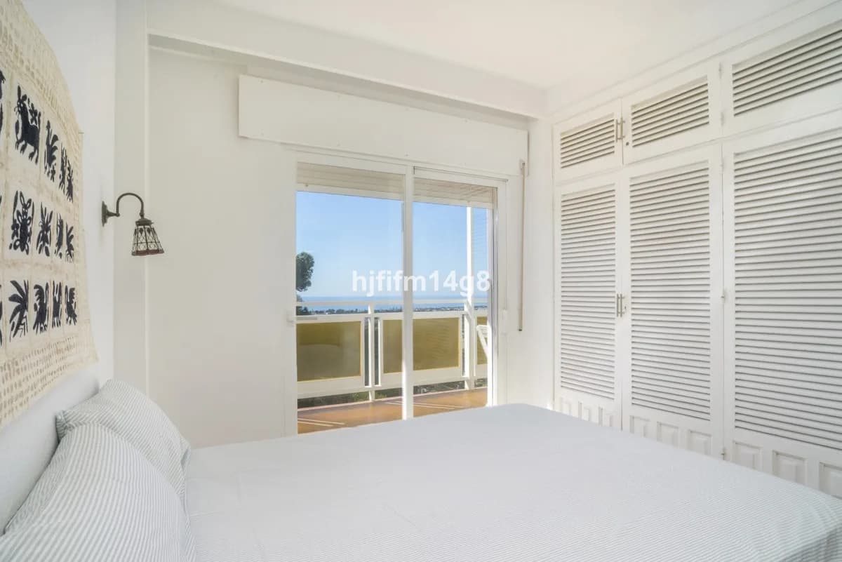 2 Bedroom Middle Floor Apartment for Sale in Nueva Andalucía, Málaga - Image 9
