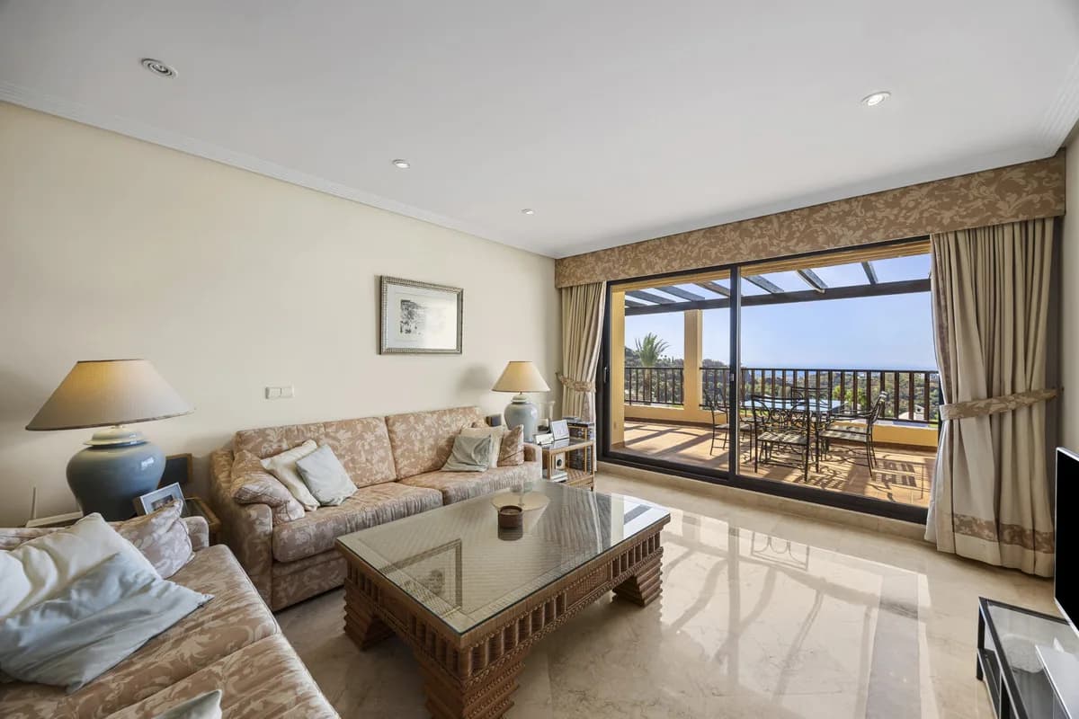 3 Bedroom Penthouse for Sale in Benahavís, Málaga - Image 2