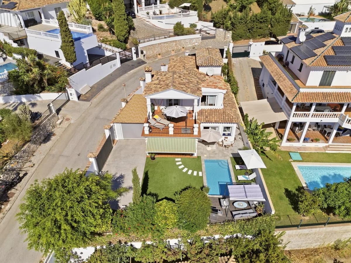 4 Bedroom Detached Villa for Sale in Cerros del Aguila, Málaga - Image 3