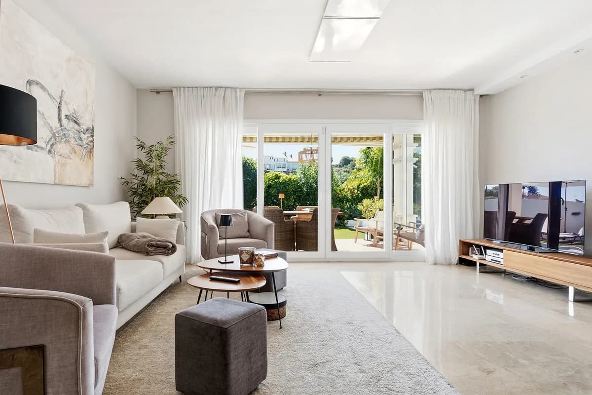 4 Bedroom Detached Villa for Sale in Cerros del Aguila, Málaga - Image 4