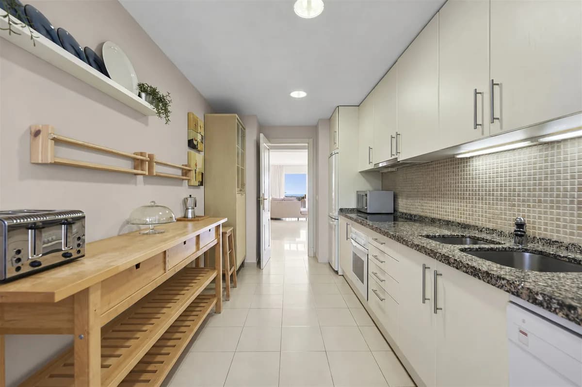 3 Bedroom Penthouse for Sale in Benahavís, Málaga - Image 7