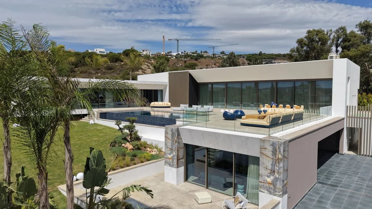 6 Bedroom Detached Villa for Sale in Sotogrande, Cádiz