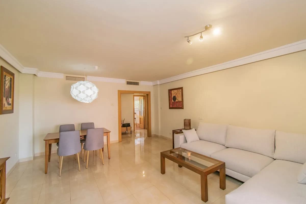 3 Bedroom Middle Floor Apartment for Sale in New Golden Mile, Málaga - Image 4