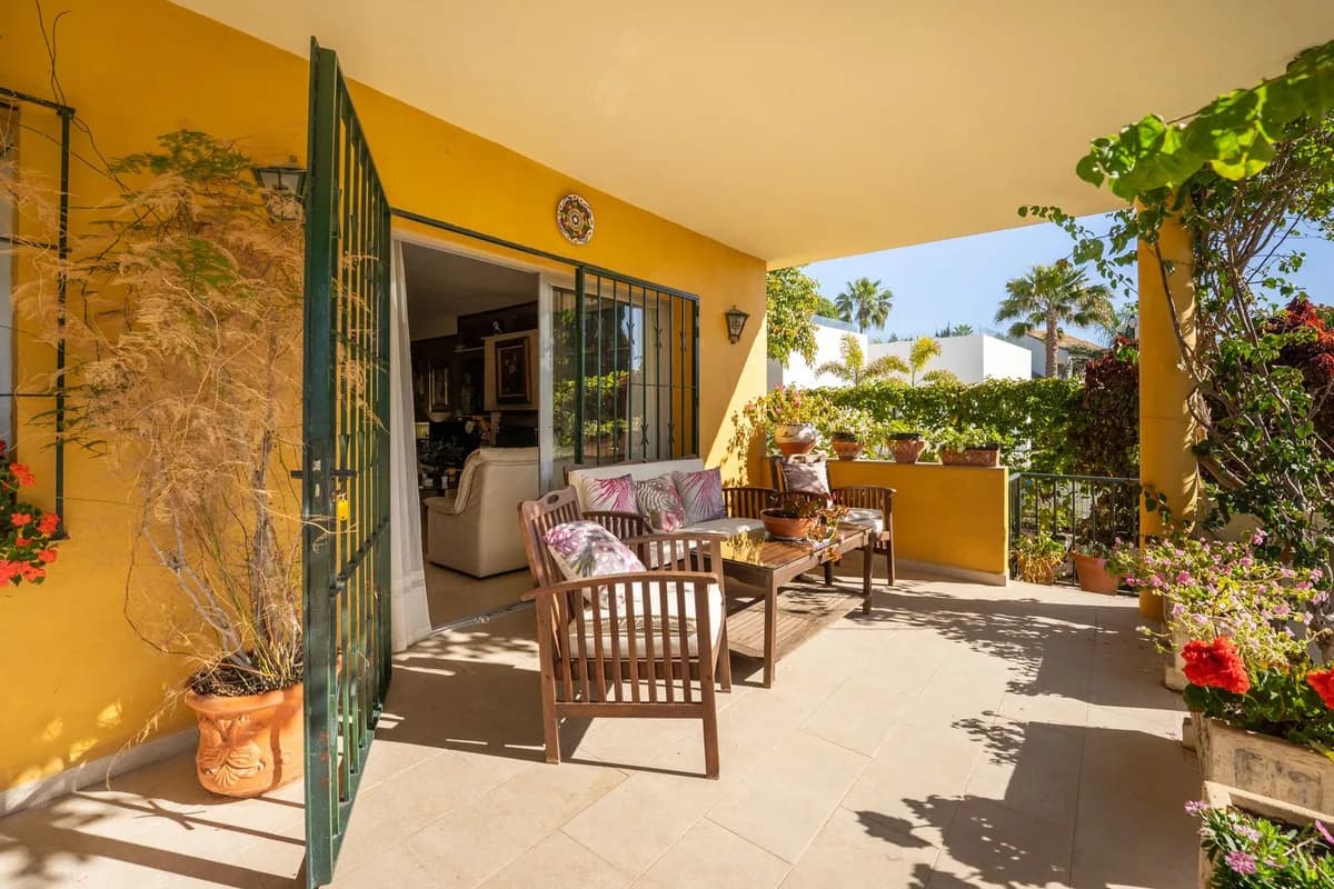 5 Bedroom Detached Villa for Sale in El Paraiso, Málaga - Image 4
