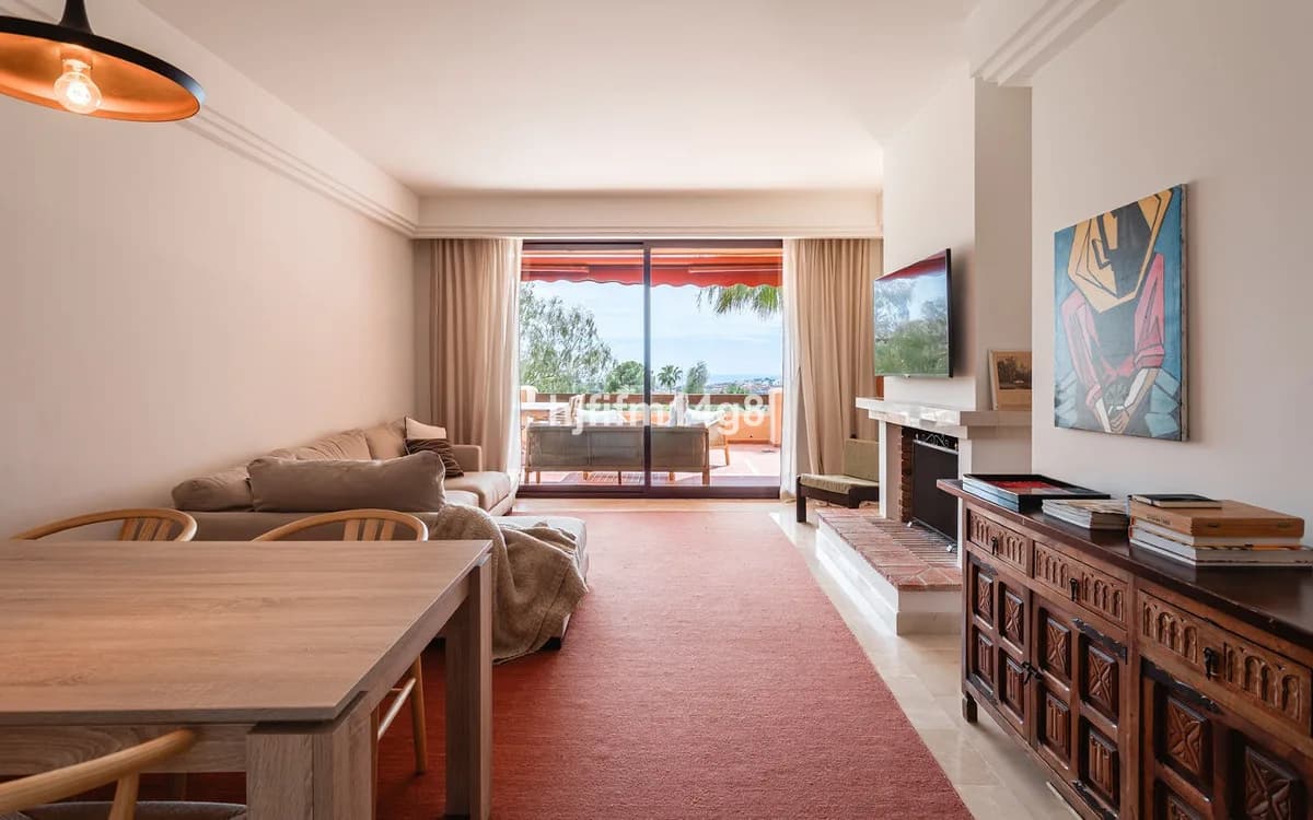 2 Bedroom Middle Floor Apartment for Sale in Benahavís, Málaga - Image 4