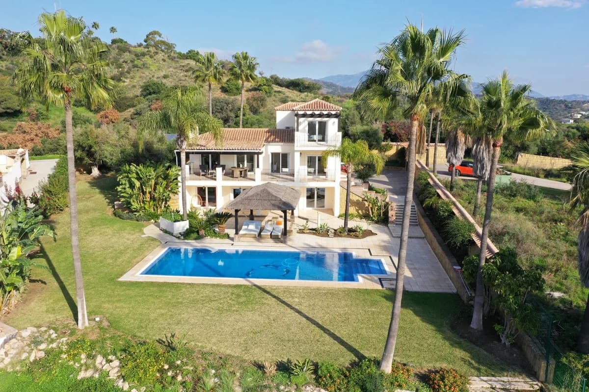 4 Bedroom Detached Villa for Sale in Estepona, Málaga