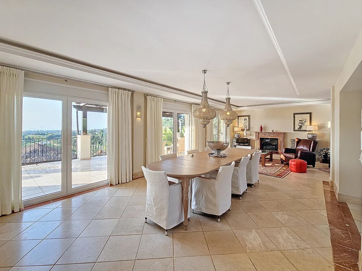 4 Bedroom Detached Villa for Sale in Estepona, Málaga - Image 2