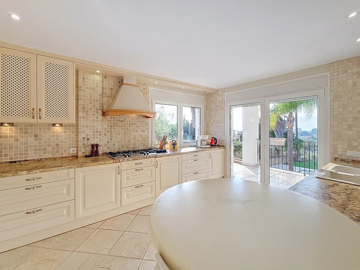 4 Bedroom Detached Villa for Sale in Estepona, Málaga - Image 3