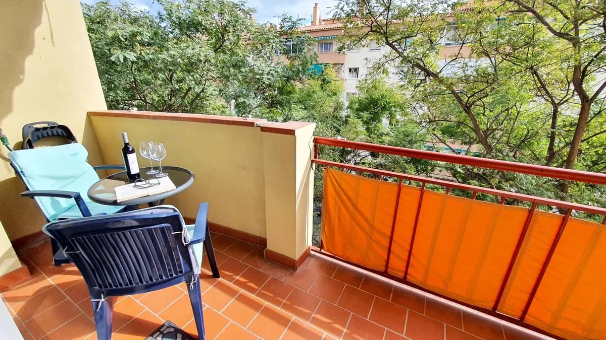 3 Bedroom Middle Floor Apartment for Sale in Fuengirola, Málaga - Image 2
