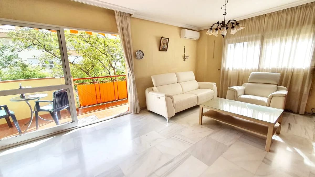 3 Bedroom Middle Floor Apartment for Sale in Fuengirola, Málaga - Image 3