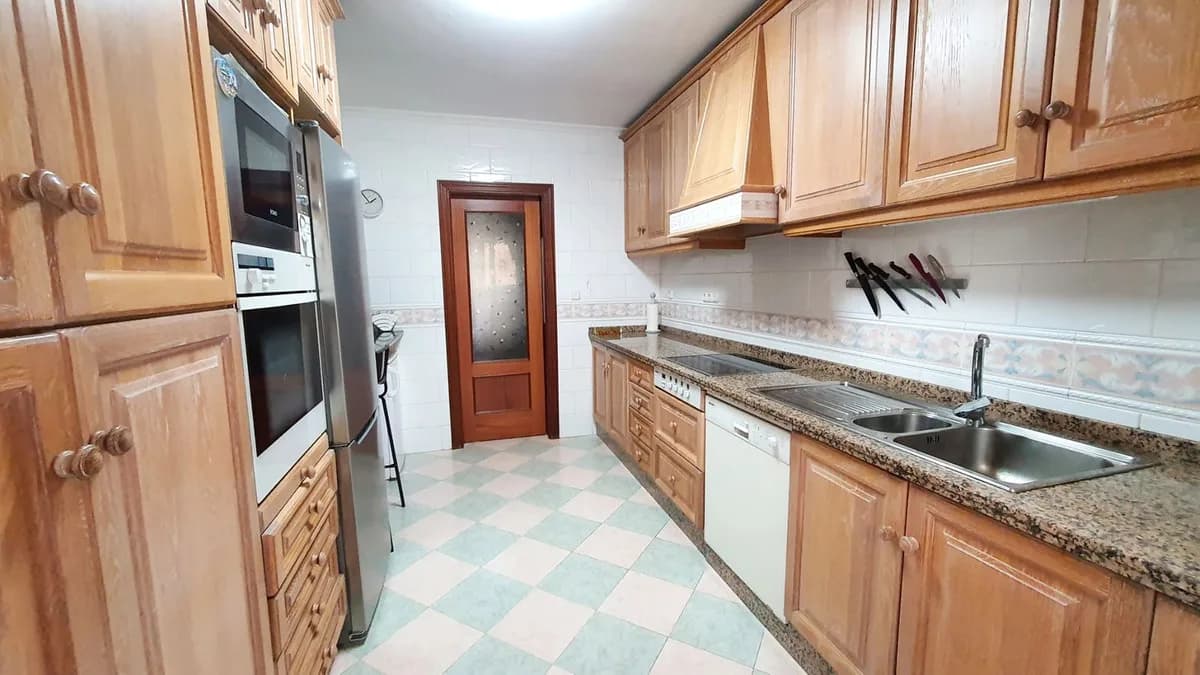 3 Bedroom Middle Floor Apartment for Sale in Fuengirola, Málaga - Image 4