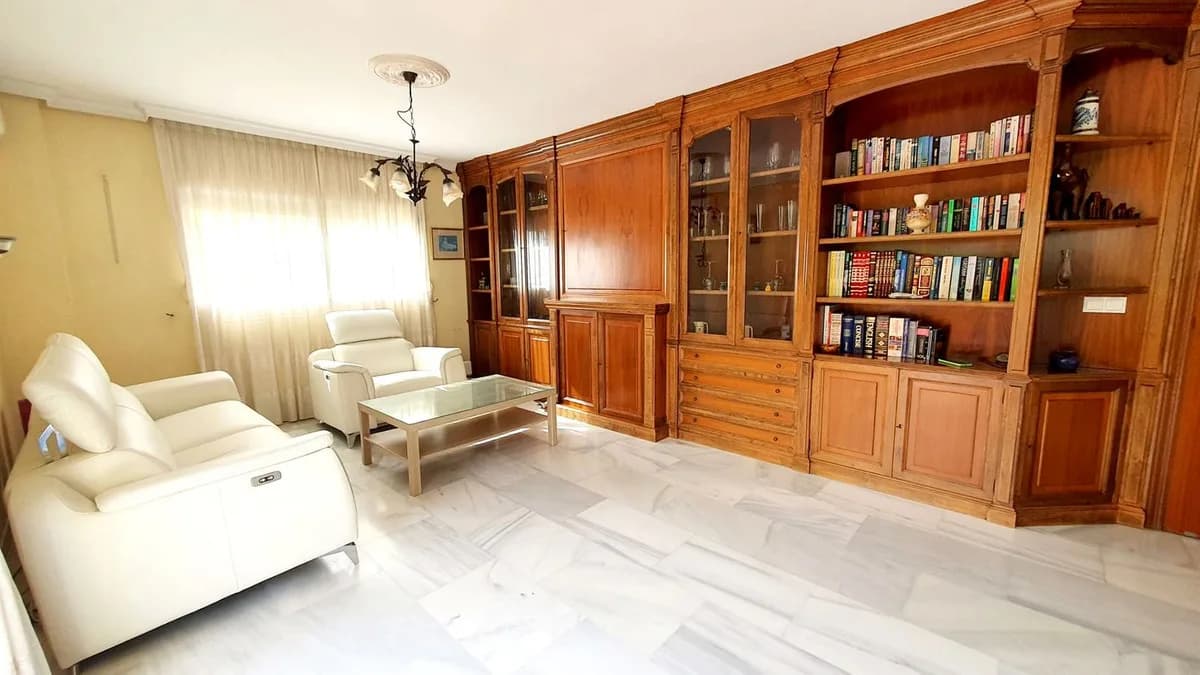 3 Bedroom Middle Floor Apartment for Sale in Fuengirola, Málaga - Image 5