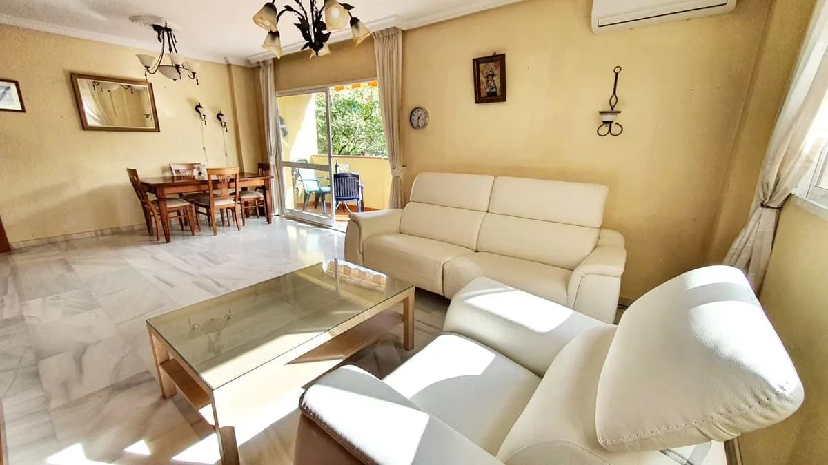 3 Bedroom Middle Floor Apartment for Sale in Fuengirola, Málaga - Image 7