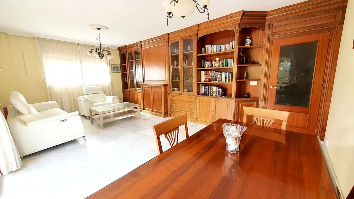 3 Bedroom Middle Floor Apartment for Sale in Fuengirola, Málaga - Image 8