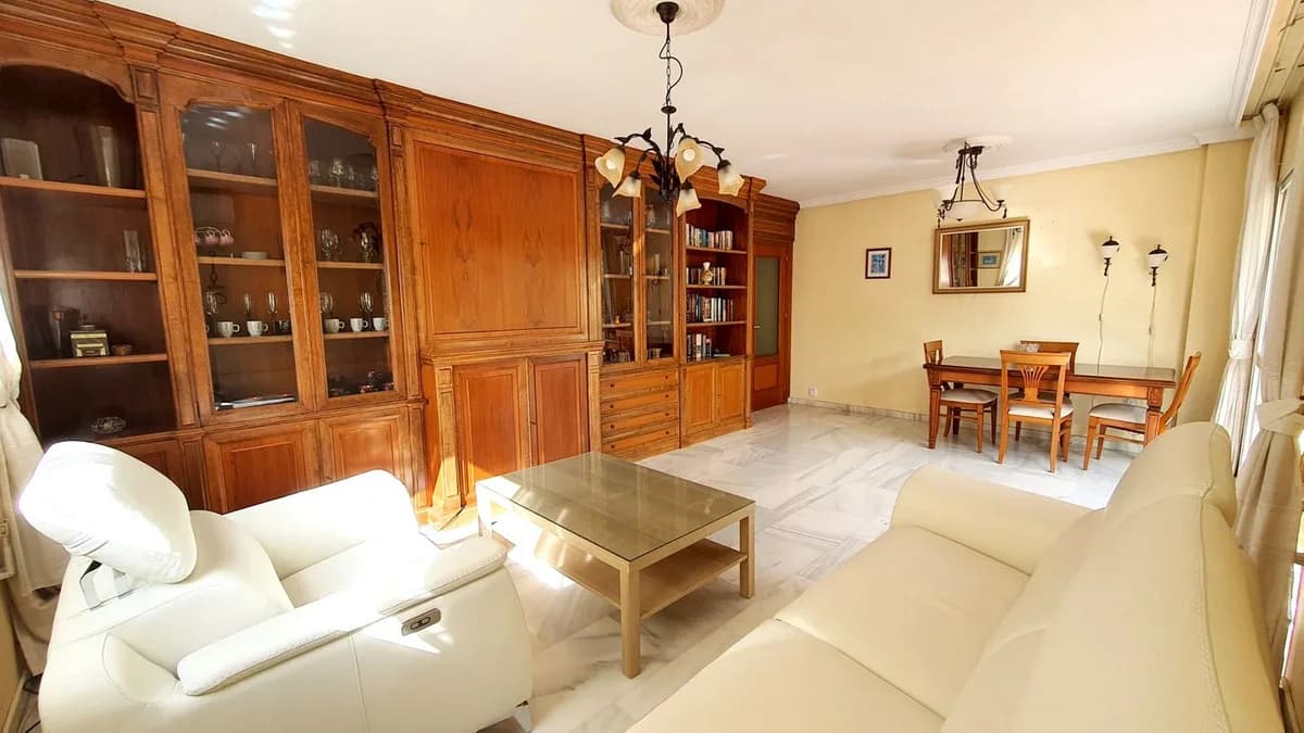 3 Bedroom Middle Floor Apartment for Sale in Fuengirola, Málaga - Image 9