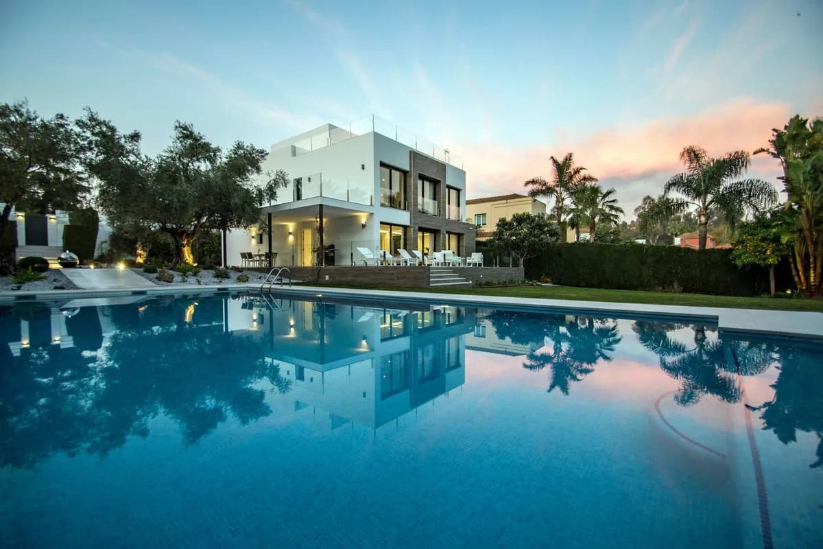 5 Bedroom Detached Villa for Sale in Nueva Andalucía, Málaga - Image 3