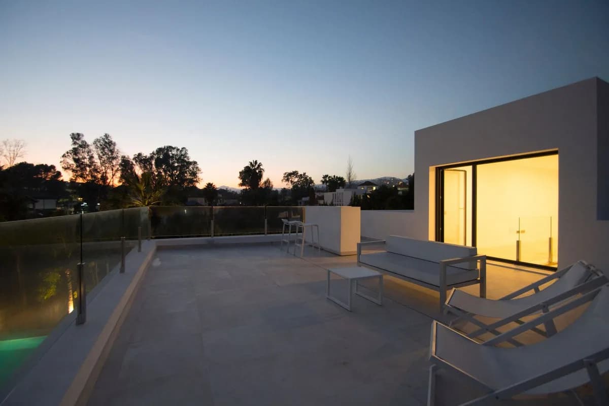 5 Bedroom Detached Villa for Sale in Nueva Andalucía, Málaga - Image 4