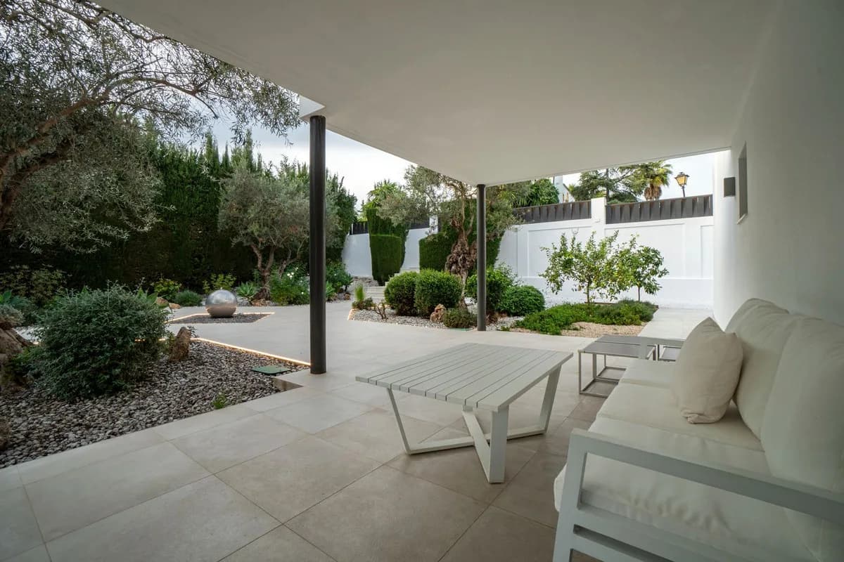 5 Bedroom Detached Villa for Sale in Nueva Andalucía, Málaga - Image 7