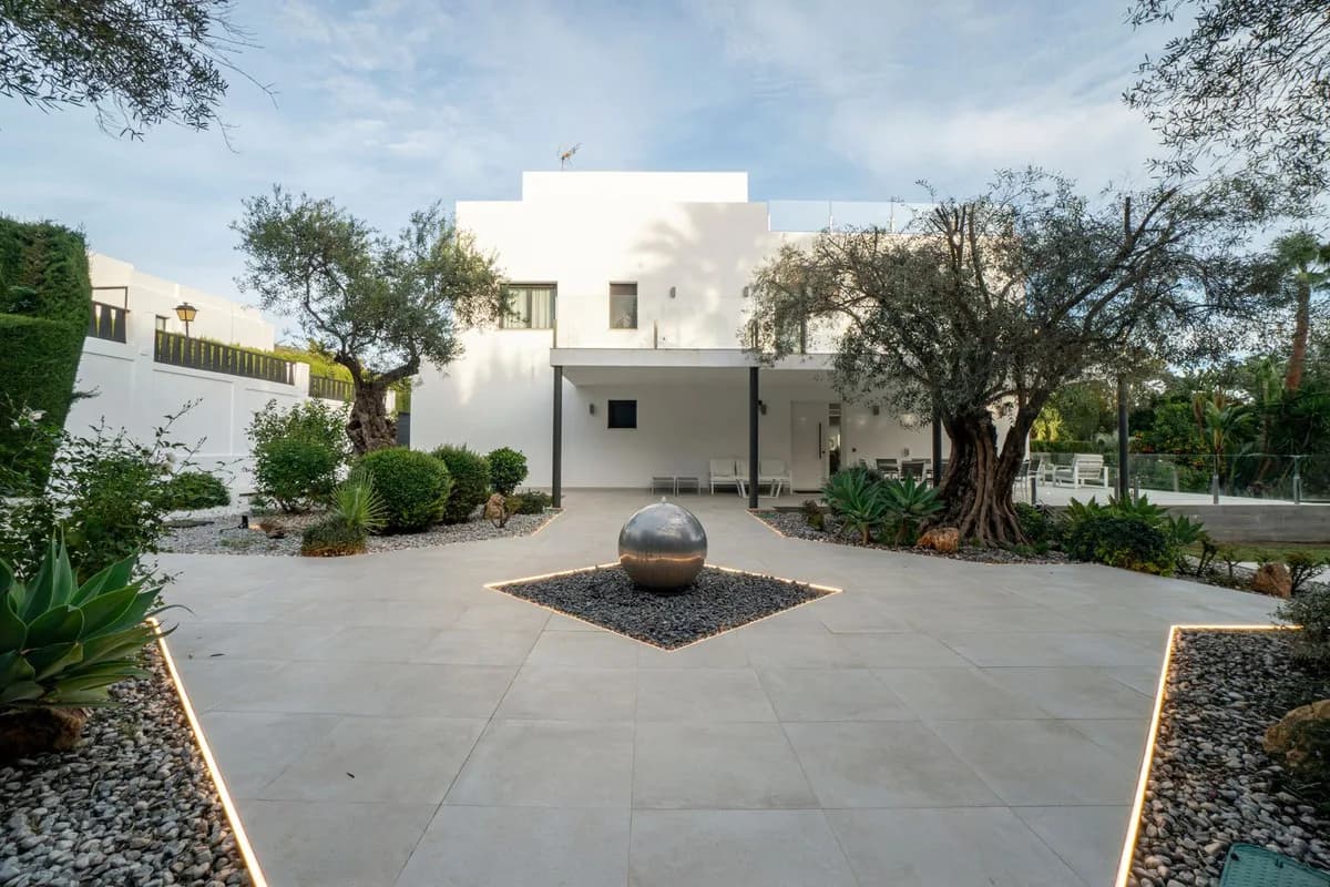 5 Bedroom Detached Villa for Sale in Nueva Andalucía, Málaga - Image 9